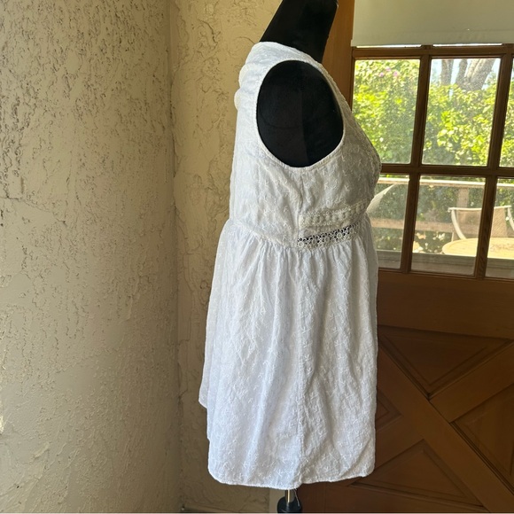 Lulu’s Lace & Time White Eyelet Cotton Sleeveless V-Neck Babydoll Mini Dress 🎀 - Picture 7 of 14